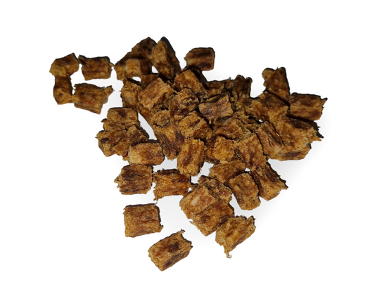 Lekkostrawna kostka wołowa bogata w białko i kolagen, idealna jako smakowita nagroda treningowa dla psa.